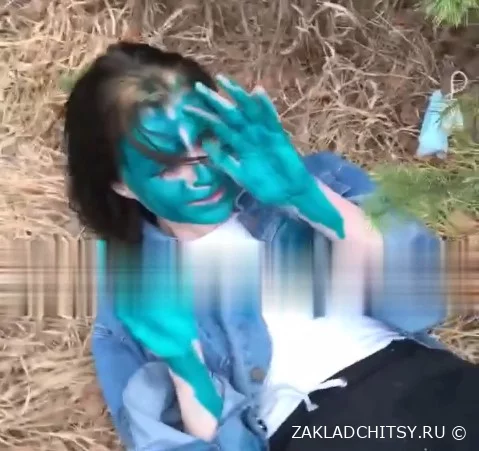 Юную закладчицу трахнули в лесу облив лицо зеленкой » Видео наказаний закладчиц ⭐ Спортики телеграм видео